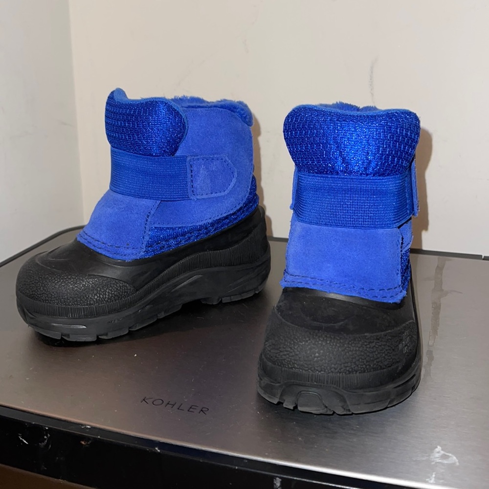 Mint condition worn twice. Size 7 toddler waterproof snow boots